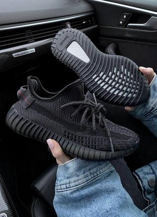 Кросівки yeezy 350 v2 black ( рефлективні шнурки ) кроссовки