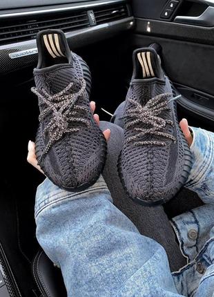 Кросівки yeezy 350 v2 black ( рефлективні шнурки ) кроссовки5 фото