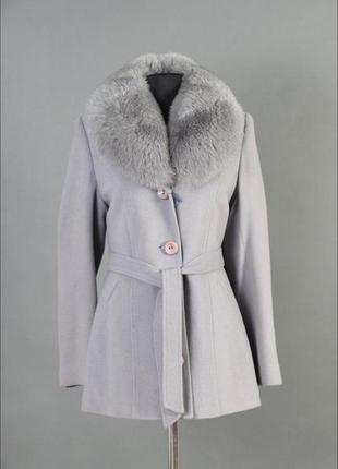Женское зимнее пальто с воротником из натурального меха1 фото