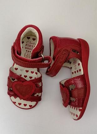 Босоніжки, сандалі