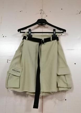 Джинсовая юбка с накладными карманами и пояском1 фото