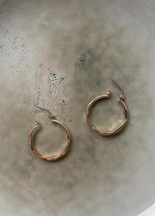 Красивые золотистые серьги shashi