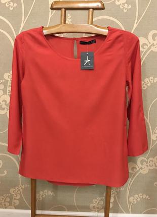 Дуже гарна і стильна брендовий блузка червоного кольору..100% rayon.