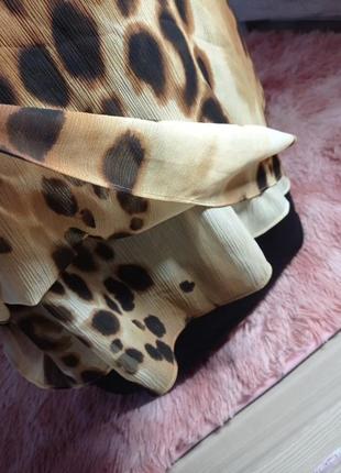 Леопардовая майка украшена бусами обшитыми той же тканью4 фото
