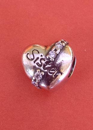 Серебряный шарм в виде сердца с надпись сестра с вставкой фианитов3 фото