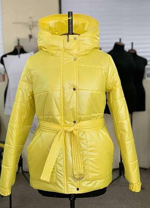 Стильная женская демисезонная желтая короткая куртка с капюшоном