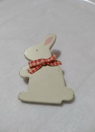 Брошь белая заяц 3.5х5, лёгкая