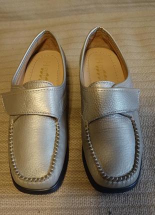 Комфортні шкіряні туфлі закриті сріблястого кольору stile di vita швейцарія 36 р.3 фото