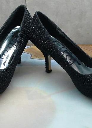 Блестящие чёрные женские туфли со стразами на каблуке лодочки с камушками  lilley