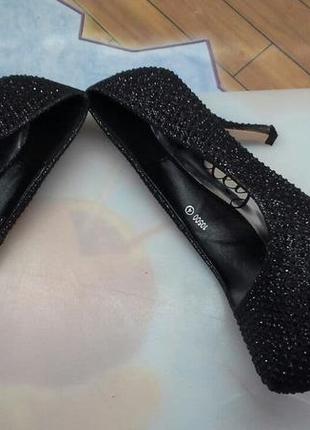Блестящие чёрные женские туфли со стразами на каблуке лодочки с камушками  lilley5 фото