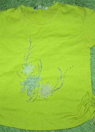 Яскрава футболка з вишивкою намистинами