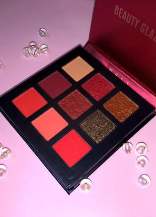 Яркая палетка теней для макияжа
