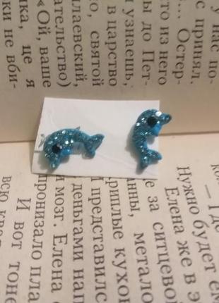 Серьги гвоздики в форме дельфинов, голубого цвета со стразами1 фото