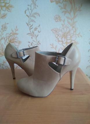 Модні чобітки  по ст 25 см ш 8 см каблук 10 см