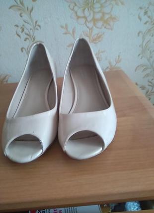 Босоніжки лакові,бежеві 40 р по ст 26 см ш 8,5 см танк 5 см