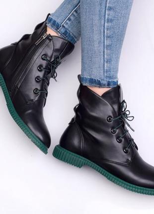 Стильные черные осенние деми ботинки низкий ход короткие на зеленой подошве