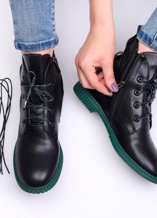 Стильные черные осенние деми ботинки низкий ход короткие на зеленой подошве3 фото
