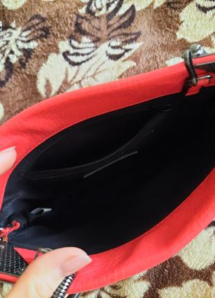 Красная сумочка с металической цепочкой2 фото