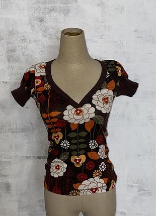 Яскрава літня футболка