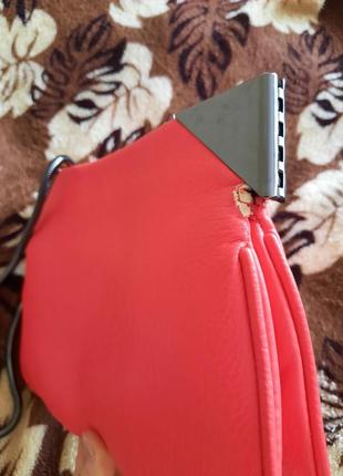 Красная сумочка с металической цепочкой4 фото