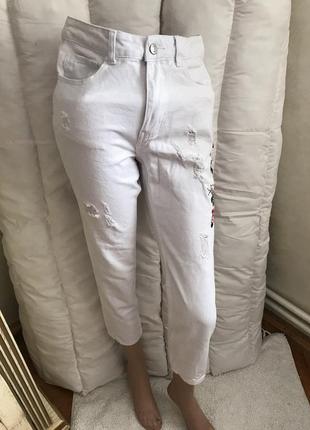 Білі джинси з вишивкою