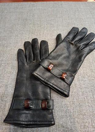 Красивые кожаные перчатки на шерстяной подкладке