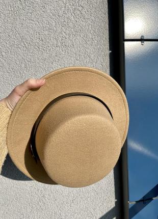 Нереально красивая бежевая шляпа с ремешком3 фото