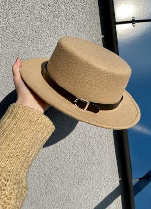 Нереально красивая бежевая шляпа с ремешком5 фото