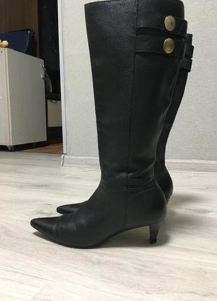 Кожаные сапоги британского бренда carvela