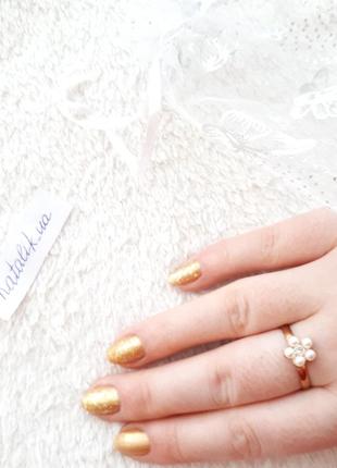 Золотое кольцо безразмерное с жемчугом и камешком