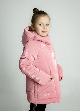 Дуже крута однотонна куртка з капюшоном на синтепоні