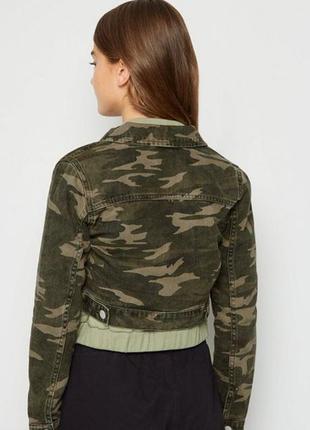Кроп-куртка джинсова принт камуфляж2 фото