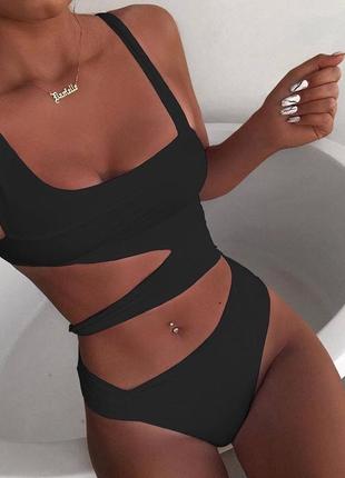 Женский купальник с вырезами