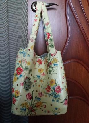 Красива і яскрава шкіряна сумка