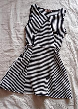 Приталенноее платье forever 21 стрейчевое, клёш, р. м 44-46. в полоску черно белое.6 фото