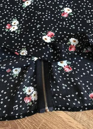 Блуза/майка чорна в квіти на замочку4 фото