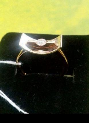 Золотое кольцо с бриллиантом5 фото