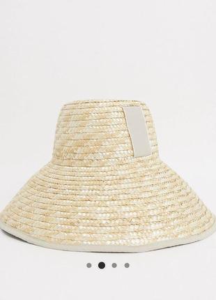 Соломенная шляпа с большими полями