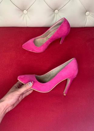 Замшевые классические туфли розового цвета на шпильке