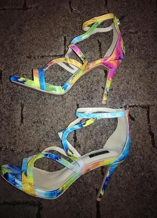 Яскраві босоніжки