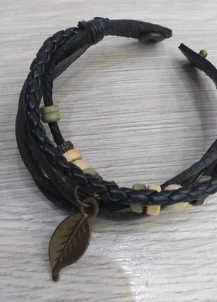 Стильный плетеный браслет на руку с подвесками и бусинами