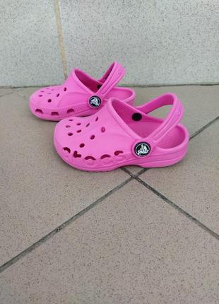Шлепки crocs.