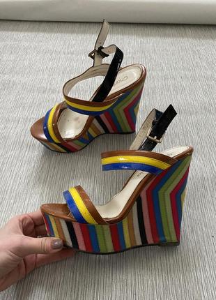 Кольорові босоніжки на танкетці2 фото