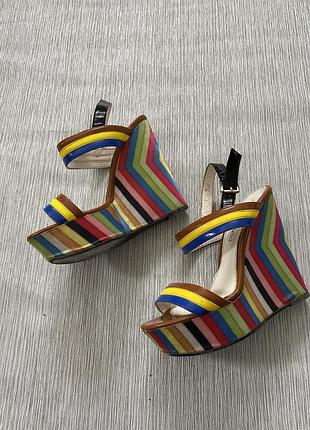 Кольорові босоніжки на танкетці3 фото