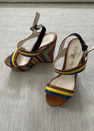 Кольорові босоніжки на танкетці4 фото