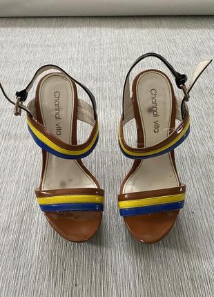 Кольорові босоніжки на танкетці5 фото