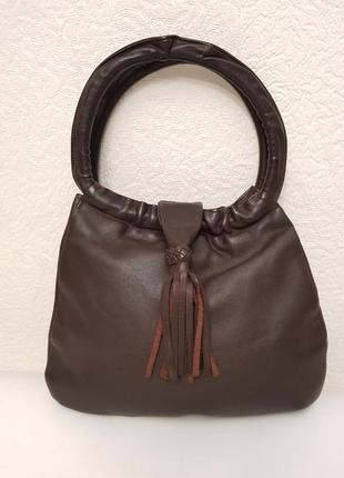 Изумительная кожаная сумочка интересного дизайна шоколадного цвета италия