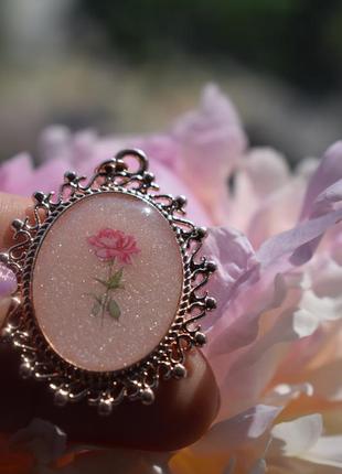 Кулон "rose" ручная работа из ювелирной смолы+цепочка4 фото