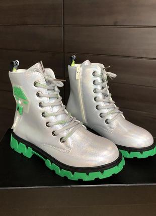 Черевички в срібному кольорі