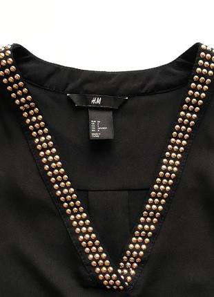 Шифоновая блуза черная h&amp;m треугольный вырез с декором металличком3 фото